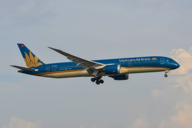 Havaalanına iniş bir yolcu uçağı 