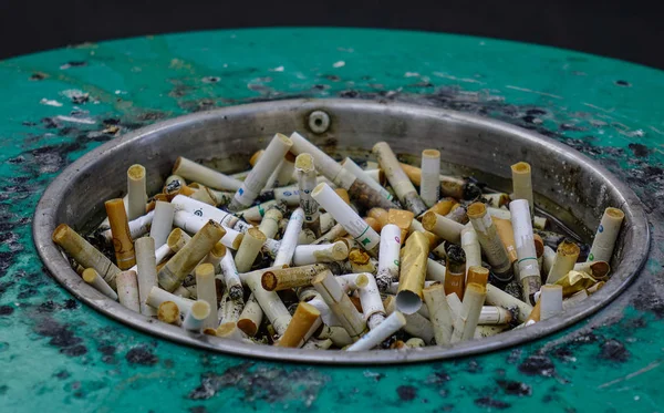 Ofiste kül tablasında sigara