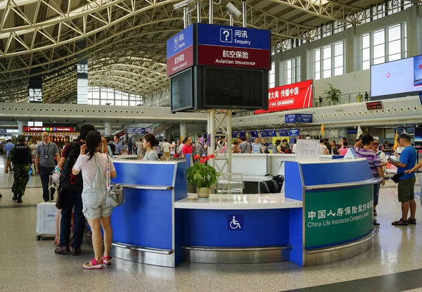 Interior do aeroporto internacional — Fotografia de Stock