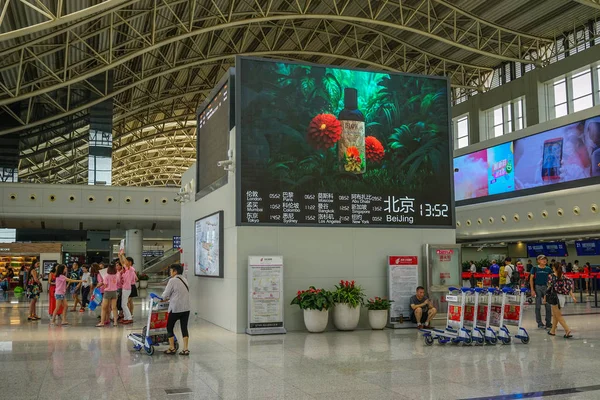 Interior do aeroporto internacional — Fotografia de Stock