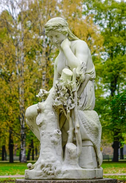 Művészeti szobor a Pavlovszki palotában Oroszországban — Stock Fotó