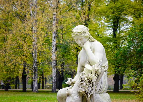 Művészeti szobor a Pavlovszki palotában Oroszországban — Stock Fotó