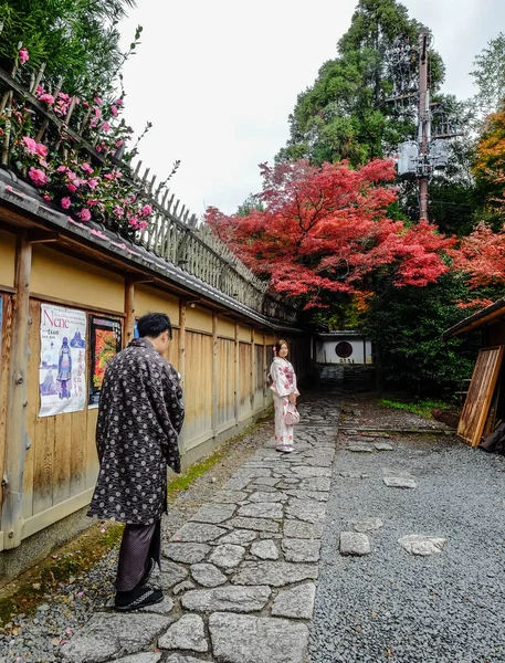 Ženy nosí japonské kimono na ulici — Stock fotografie