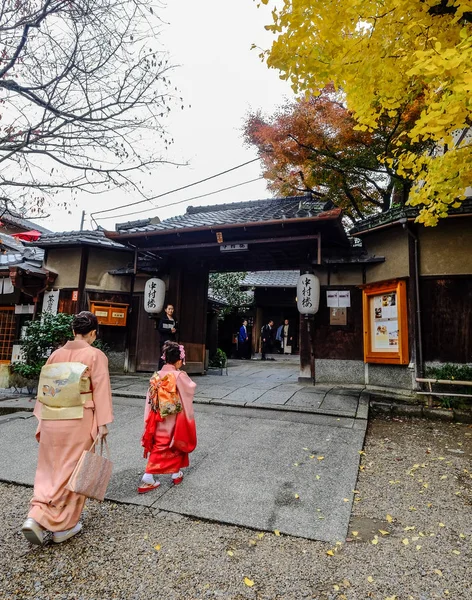 Las mujeres usan kimono japonés en la calle — Foto de Stock