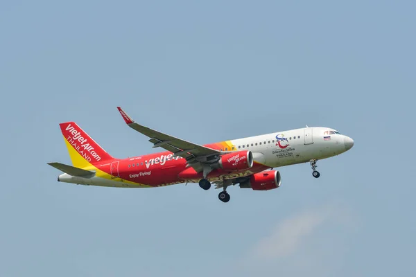 Avião aterrissando no Aeroporto de Banguecoque (BKK ) — Fotografia de Stock