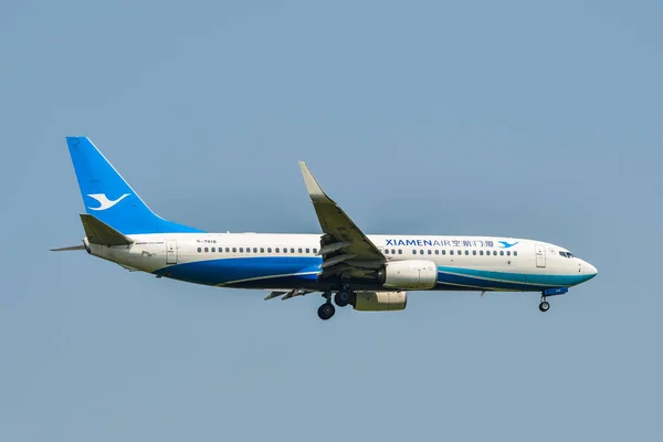 Airplane landing at Bangkok Airport (BKK) — Stock Photo, Image