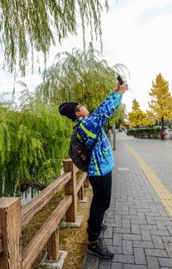 Selfie fotoğrafı için yüz yapan bir çocuk