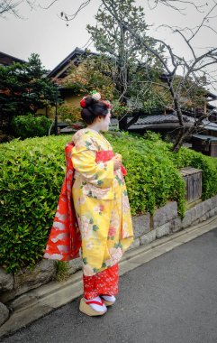 Kadınlar sokakta Japon kimonosu giyer. 