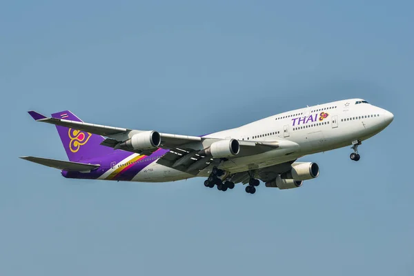 Avión aterrizando en el aeropuerto de Bangkok (BKK ) — Foto de Stock