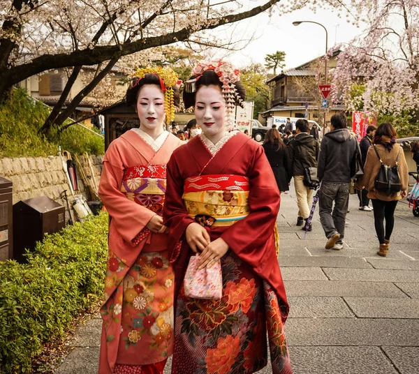 A nők japán kimonót viselnek az utcán. — Stock Fotó