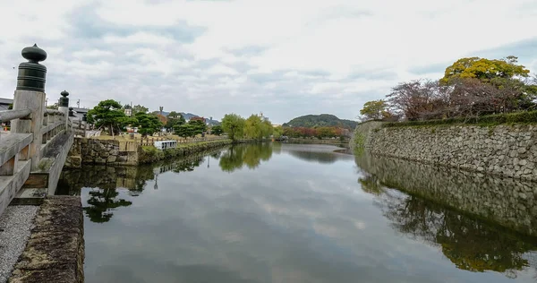 Sonbaharda Himeji Kalesi 'nin hendeği — Stok fotoğraf