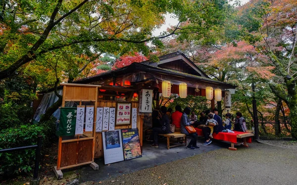 Caffetteria nel centro storico in autunno — Foto Stock