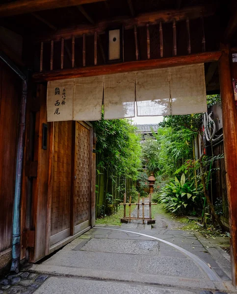 Entrada no jardim zen tradicional em dia ensolarado — Fotografia de Stock