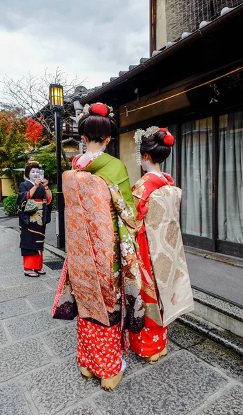 Les femmes portent du kimono japonais dans la rue — Photo