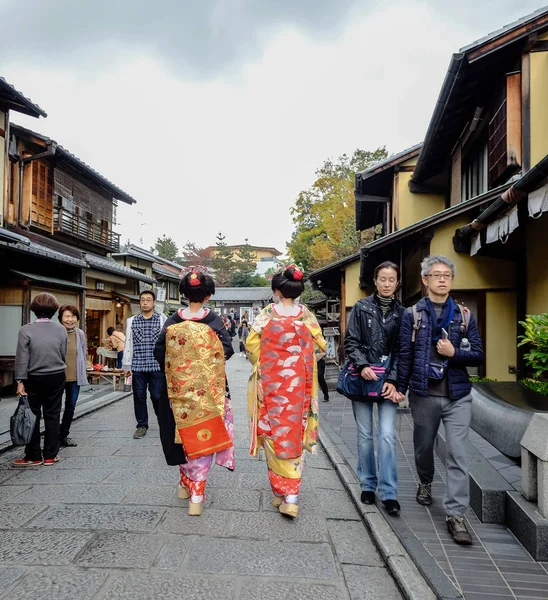 Ženy nosí japonské kimono na ulici — Stock fotografie