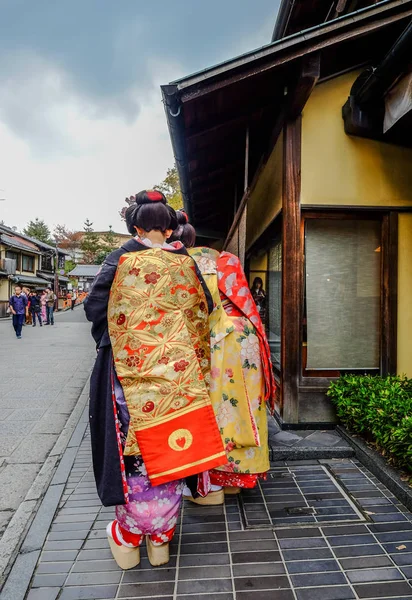 Kobiety noszą japońskie kimono na ulicy. — Zdjęcie stockowe