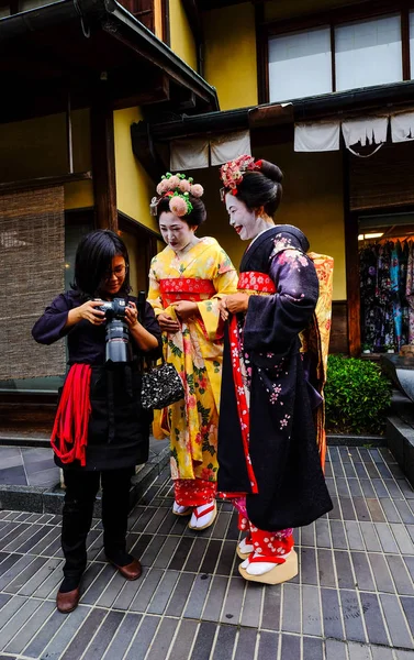 Kobiety noszą japońskie kimono na ulicy. — Zdjęcie stockowe