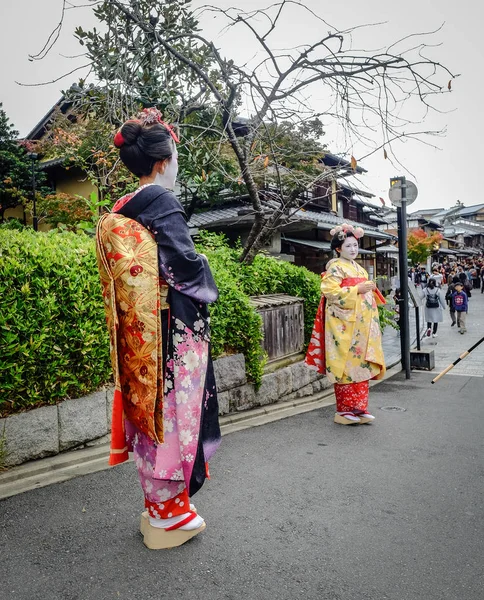 Женщины носят японское кимоно на улице — стоковое фото