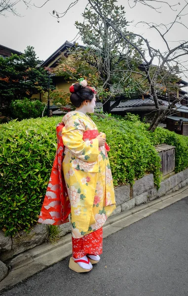 Las mujeres usan kimono japonés en la calle — Foto de Stock