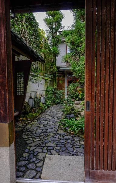 Entrada en el jardín zen tradicional en un día soleado —  Fotos de Stock