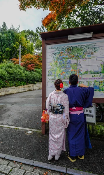 Les femmes portent du kimono japonais dans la rue — Photo