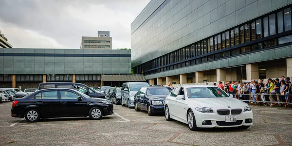 Luxusautos mit Sumo-Kämpfern auf der Straße — Stockfoto