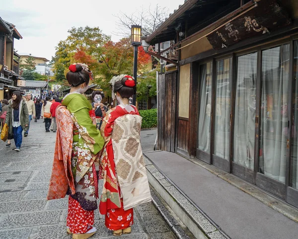 Gejša nosí tradiční šaty (kimono) — Stock fotografie