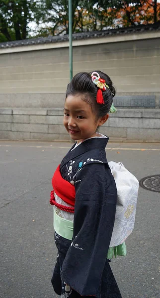 Egy kislány visel hagyományos ruha (kimono) — Stock Fotó