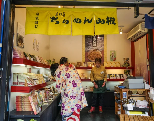 Personas en una tienda de recuerdos en Kyoto, Japón —  Fotos de Stock