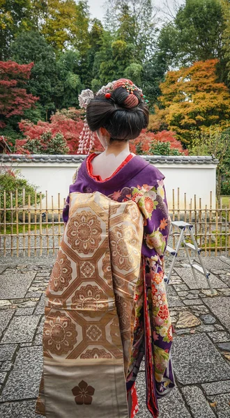 Gésa viselete hagyományos ruhában (kimonó) — Stock Fotó