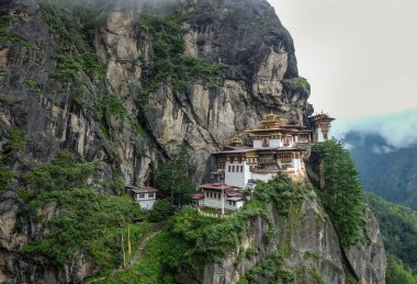 Butan'daki Taktsang Manastırı (Kaplan Yuvası) 
