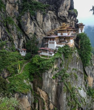 Butan'daki Taktsang Manastırı (Kaplan Yuvası) 