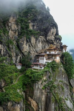 Butan'daki Taktsang Manastırı (Kaplan Yuvası) 