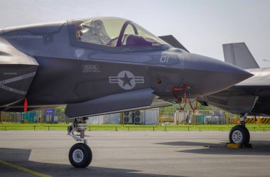 Changi, Singapur'da sergilenmek üzere uçaklar 