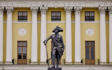 Rusya'da Pavlovsk Sarayı'nda sanat heykeli 