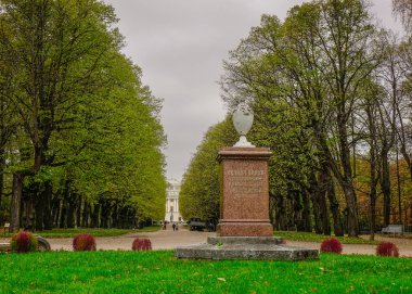 Halka açık parkta küçük bir anıt 