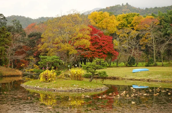 Cenário do lago no outono em Kyoto, Japão — Fotografia de Stock