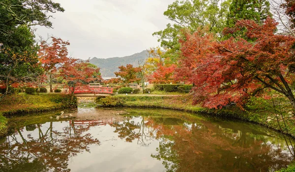 Jezerní scenérie na podzim v Japonsku — Stock fotografie