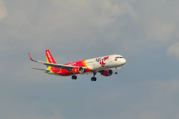 Un avión de pasajeros aterrizando en el aeropuerto — Foto de Stock