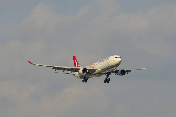 Een passagiersvliegtuig landing op de luchthaven — Stockfoto