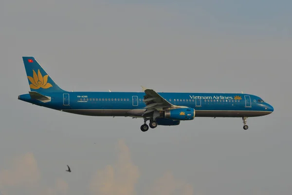 Un avión de pasajeros aterrizando en el aeropuerto —  Fotos de Stock