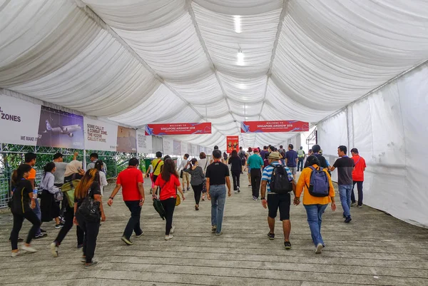 Visitantes en exposición de aviones en Singapur — Foto de Stock