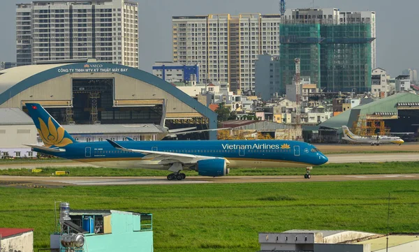 Passenger airplanes taxiing on runway — Stock Photo, Image