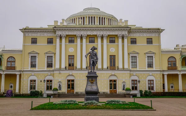 Palacio de Pavlovsk en San Petersburgo, Rusia — Foto de Stock