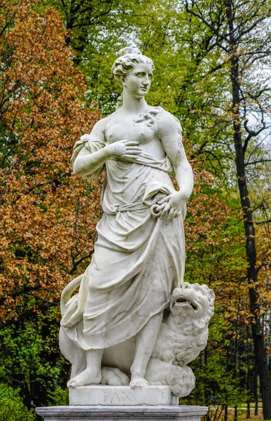 Художественная статуя Павловского дворца в России — стоковое фото
