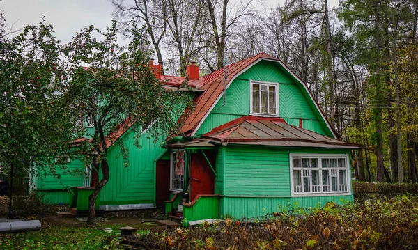 Gammalt lantligt hus i St. Petersburg, Ryssland — Stockfoto