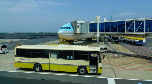 Passenger airplane docking at the airport — Stock Photo, Image