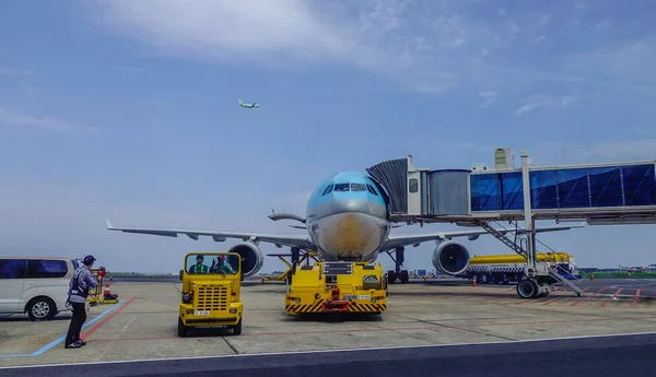 Passagier vliegtuig docking op de luchthaven — Stockfoto