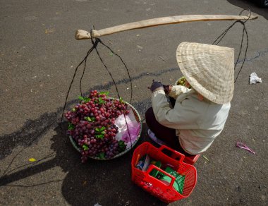 Dalat, Vietnam sokak pazarında Satıcılar 