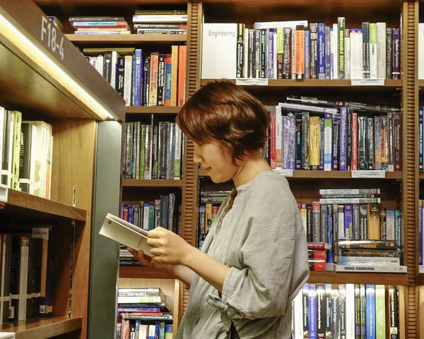 Inneneinrichtung der Buchhandlung in seoul, Korea — Stockfoto